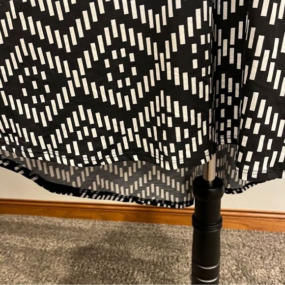 LuLaRoe short sleeve geometric print hi-low scoop neck Carly dress size Small - Picture 3 of 11